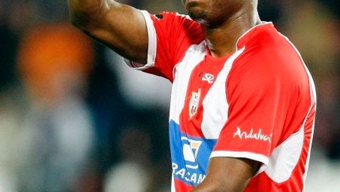 Hráč Almeiry Uche slaví gól během utkání s Espaňolem Barcelona.