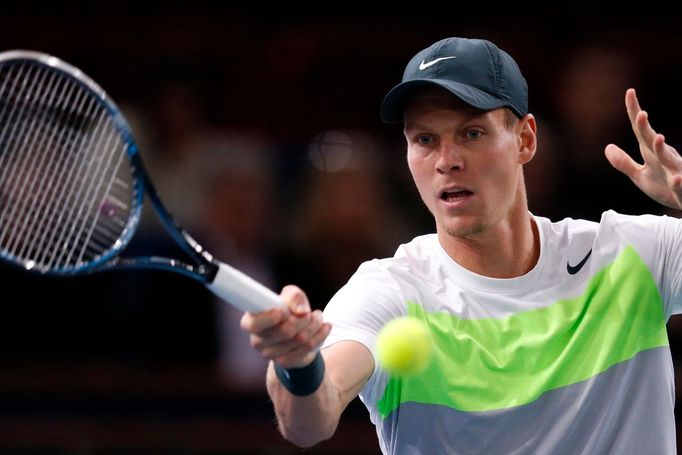 Český tenista Tomáš Berdych ve čtvrtfinále paříšského Masters 2012 v utkání proti Francouzi Gillesu Simonovi.