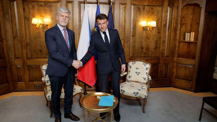 Petr Pavel se v Mnichově setkal s Macronem, nechali se společně vyfotit; Zdroj foto: Reuters