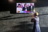 Tisková mluvčí hnutí ANO Lucie Kubovičová odezírá z televizní obrazovky průběžné výsledky voleb.
