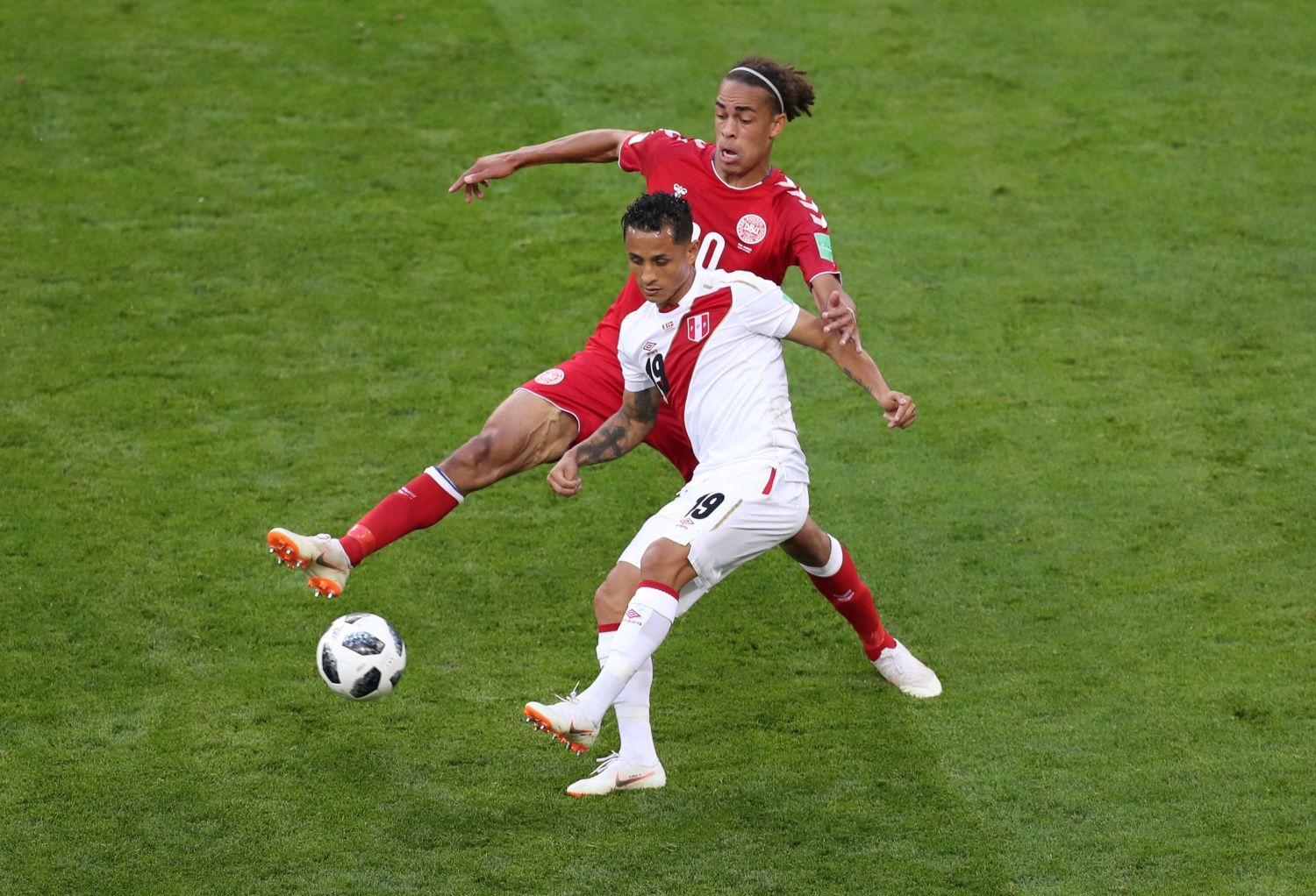 Yoshimar Yotún a Yussuf Poulsen v zápase Peru - Dánsko na MS 2018
