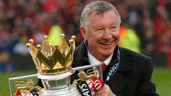 Alex Ferguson s jednou z mnoha trofejí, které získal s Manchesterem United.