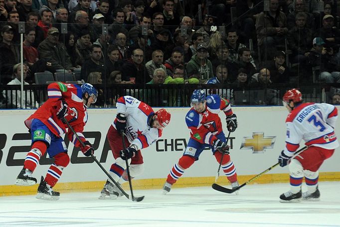 Hokejisté Lva Praha Jaroslav Svoboda (vlevo) a Michal Sersen v souboji s Alexandrem Radulovem a Igorem Grigorenkem v utkání KHL proti CSKA Moskva.