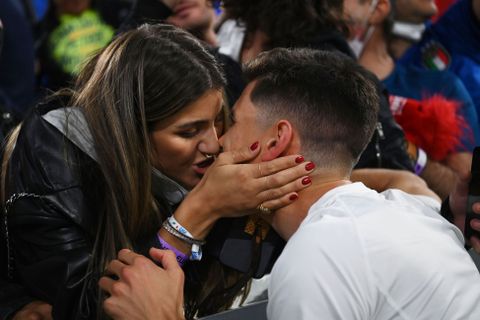 Belgie - Itálie, čtvrtfinále Euro 2020, polibek Matteo Pessina kisses girlfriend Alessandra Navarra