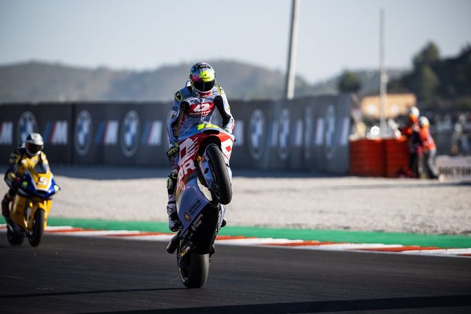 Filip Salač na motocyklu Moto2 týmu Gresini Racing při VC Valencie 2023