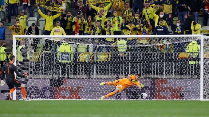 Rozhodující okamžik finále Evropské ligy: brankář Villarrealu Geronimo Rulli chytá v jedenácté sérii pokus svého kolegy z Manchesteru United Davida de Gey, jenž se stal jediným neúspěšným exekutorem