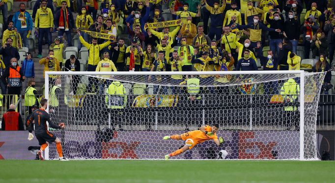 Soccer Football - Europa League Final - Villarreal v Manchester United - Polsat Plus Arena Gdansk, Gdansk, Poland - May 26, 2021 Villarreal's Geronimo Rulli saves a penal