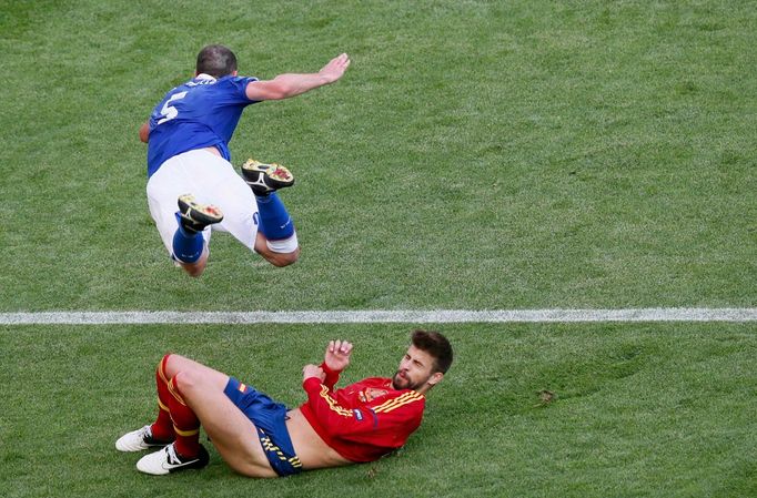 Gerard Piqué fauluje Thiaga Mottu během utkání základní skupiny mezi Španělskem a Itálií na Euru 2012.