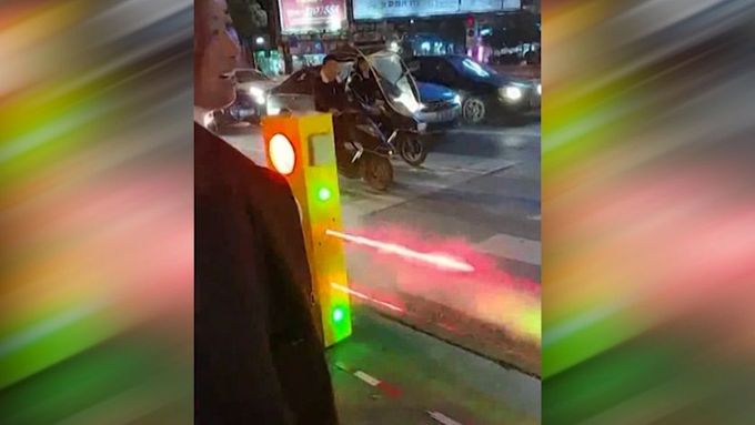 Neposlušné chodce zastaví vodní pára. V Číně testují bezpečnostní semafor s překvapivou výstrahou.