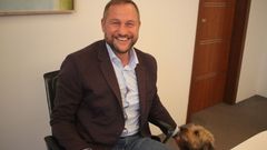 Generální ředitel ČT Jan Souček v rozhovoru pro Aktuálně.cz v prosinci roku 2023. Rozhovoru byl přítomný i jeho pes Čenda, kterého potkal v útulku.