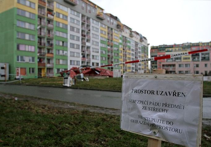 V Praze - Letňanech se zase zřítila plechová střecha panelového domu. Domy zde stojí neohroženě skoro 30 let, ale střecha půdní nástavby nevydržela více než 3 roky.