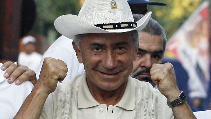 V Paraguayi zemřel kandidát na prezidenta Lino Oviedo.