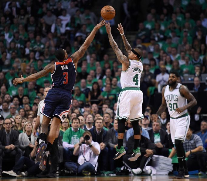 Bostonský Isaiah Thomas pálí přes Bradleyho Beala z Washingtonu