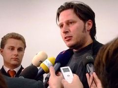 Petr Pávek odpovídá novinářům na jednání republikové rady Strany Zelených v Brně