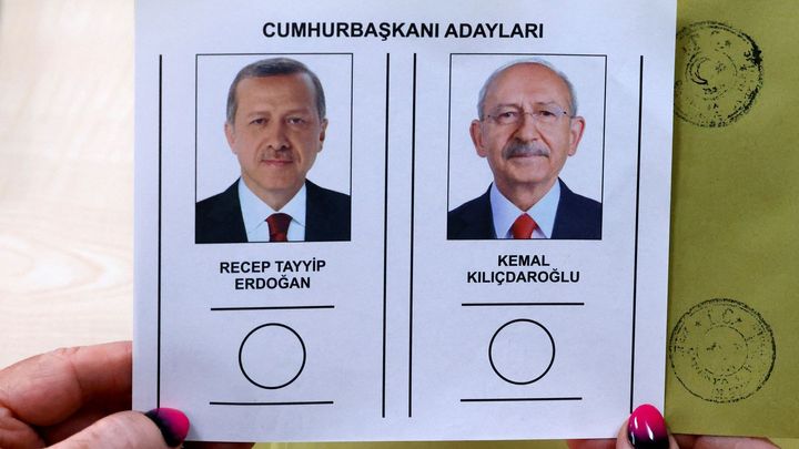 Turci v rozhodujícím kole volí prezidenta, zřejmě se jím opět stane Erdogan