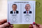 Turci v rozhodujícím kole volí prezidenta, zřejmě se jím opět stane Erdogan
