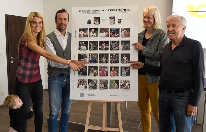 Lucie Šafářová, Jan Kodeš, Radek Štěpánek a Helena Suková se známkami z edice Český tenis