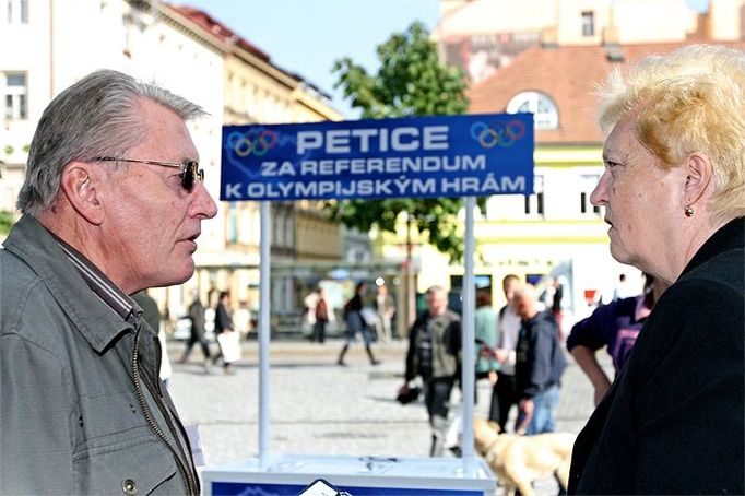 Lidé většinou kolem stánku rychle projdou a ti, kteří se zastaví dozvědět se více nebo podepsat petici, mají také možnost vyměnit si názory přímo se starosty.