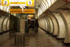 Mezi Zličínem a Novými Butovicemi nejezdilo metro, do kolejí spadl člověk