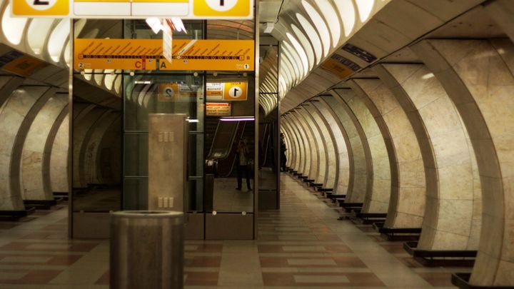 Mezi Zličínem a Novými Butovicemi nejezdí metro, do kolejí zřejmě spadl člověk
