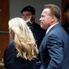 Arnold Schwarzenegger přichází na zádušní mši za Nikiho Laudu ve vídeňské katedrále svatého Štěpána