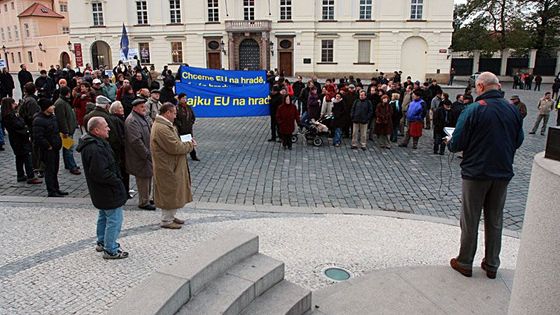 Pohledem Ludvíka Hradilka: Klaus za demonstraci nestojí