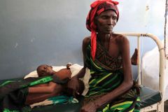 Země na jihu Afriky trápí hladomor. Prezident Zimbabwe vyhlásil kvůli suchu stav přírodní pohromy