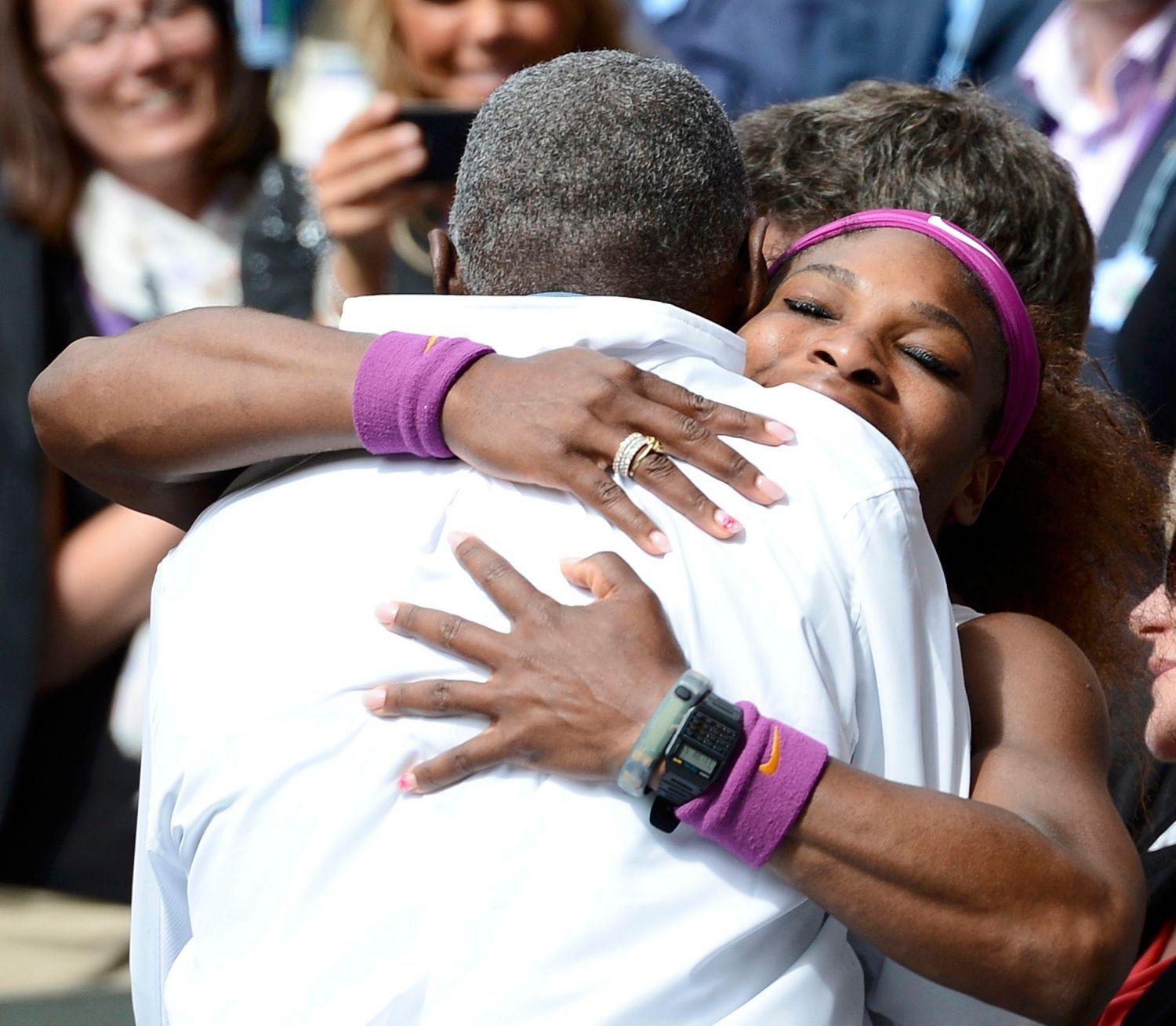 Americká tenistka Serena Williamsová slaví vítězství ve finále Wimbledonu 2012 nad Polkou Agnieszkou Radwaňskou.