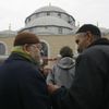 Dva muslimové přihlížejí otevření nové mešity v Duisburgu, která je nějvští v Německu