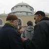 Dva muslimové přihlížejí otevření nové mešity v Duisburgu, která je nějvští v Německu