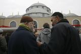 Dva muži přihlížejí otevření nové mešity v Duisburgu, jež je nějěvští v Německu
