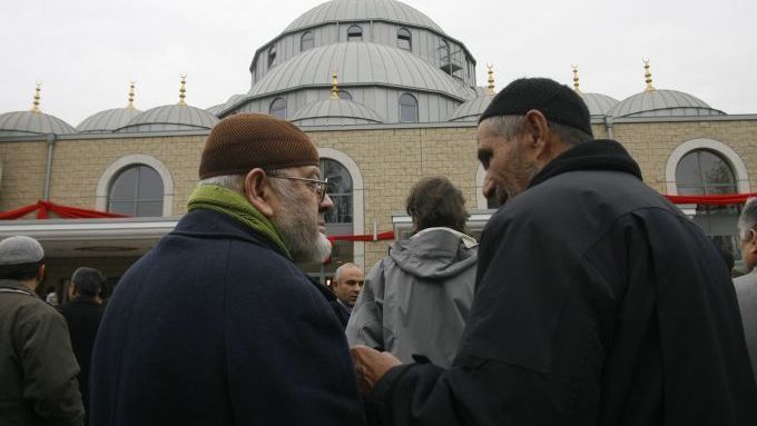 Dva muži přihlížejí otevření nové mešity v Duisburgu, jež je největší v Německu.
