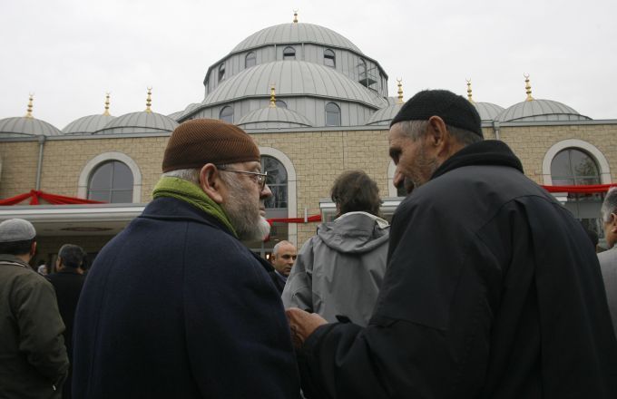 Dva muslimové přihlížejí otevření nové mešity v Duisburgu, která je nějvští v Německu