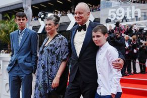 Obrazem: Sarsgaard s celou famílií ovládl Vary, jeho česká snacha byla v porotě