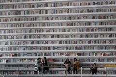 Knihovna v Číně pojme přes milion knih a zabírá 33 tisíc metrů čtverečních. Postavili ji za tři roky