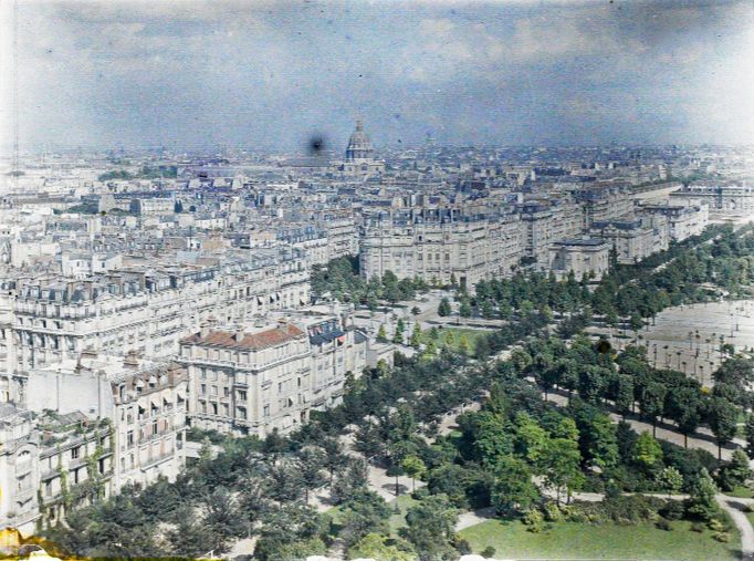 Výhled z Eiffelovy věže směrem k Invalidovně v Paříži. Rok 1914