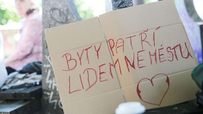 Snímek z demonstrace za zákon o sociálním bydlení v roce 2017 v Praze...