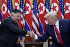 Nečekaná schůze obrazem: Kim a Trump vyzdvihli dobré vztahy, jednali spolu hodinu