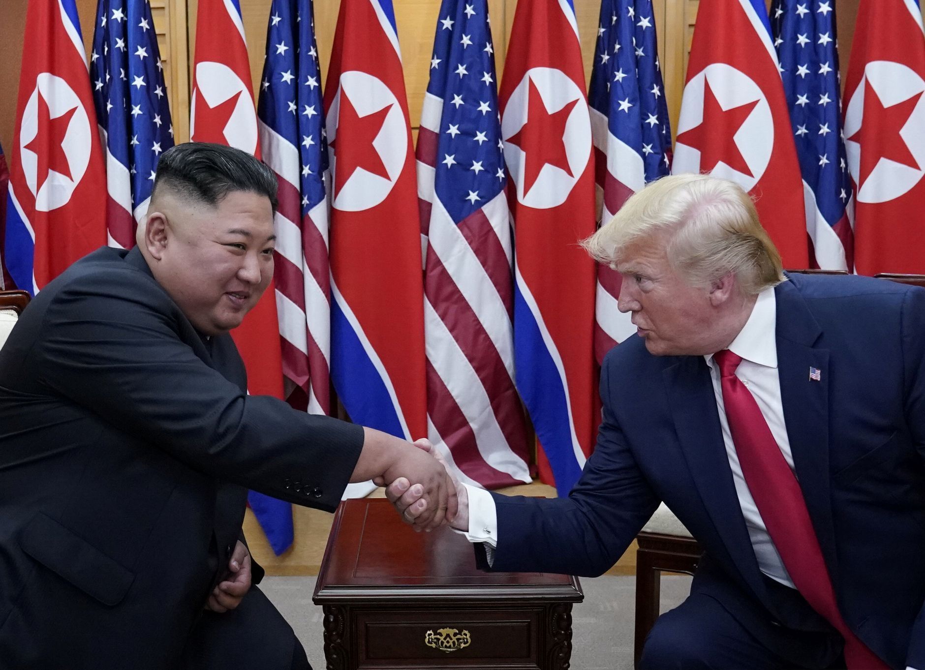 Trump a Kim se setkali v demilitarizovaném pásmu