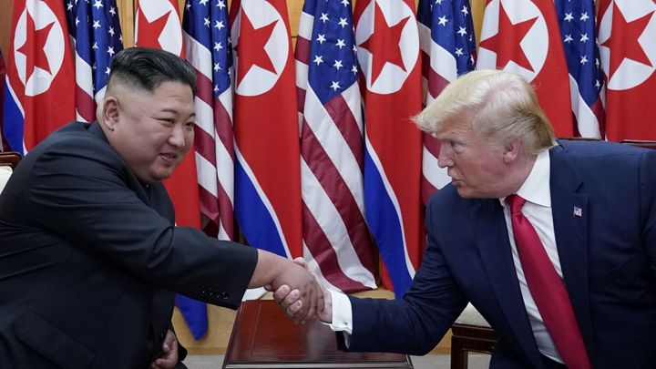 Nečekaná schůze obrazem: Kim a Trump vyzdvihli dobré vztahy, jednali spolu hodinu