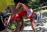 Ve dvanácté etapě ošklivě spadl francouzský cyklista David Moncoutie ze stáje Cofidis.