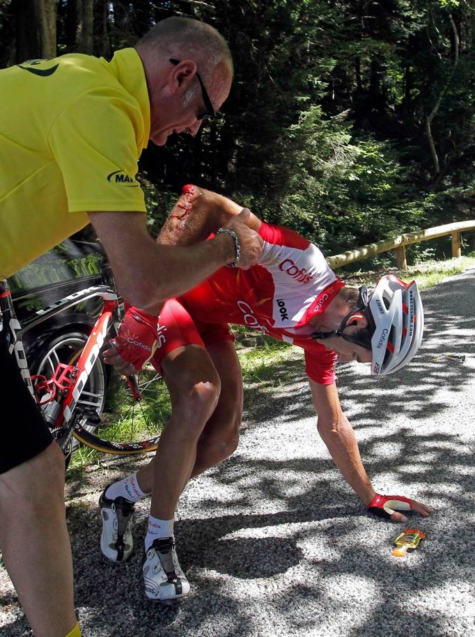 Francouzský cyklista David Moncoutie ze stáje Cofidis je zraněný po pádu ve 12. etapě Tour de France 2012.