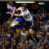 Útočník Chelsea Andrej Ševčenko v souboji s obráncem Rosneborgu Miikou Koppinenem.