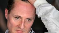 Michael Schumacher sleduje páteční trénink