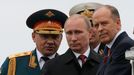 Ruský prezident Putin, ministr obrany Šojgu a ředitel FSB Bortnikov sledují oslavy Dne vítězství v Sevastopolu.