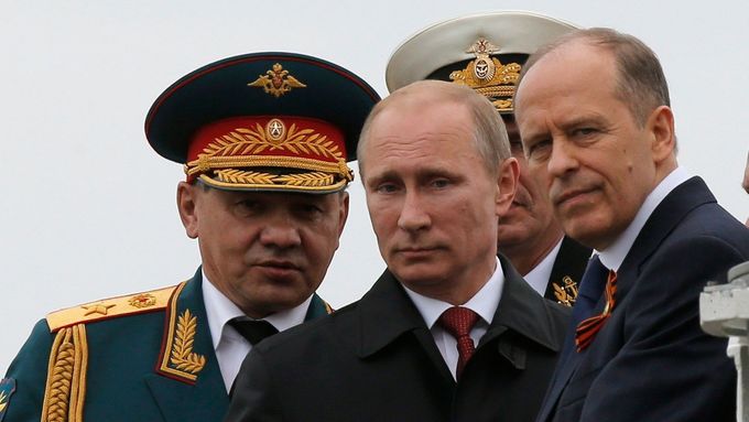 Ruský prezident Putin, ministr obrany Šojgu a ředitel FSB Bortnikov sledují oslavy Dne vítězství v Sevastopolu.