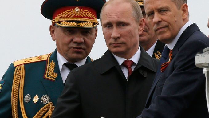 Ruský prezident Vladimir Putin a šéf FSB Alexandr Bortnikov (vpravo).