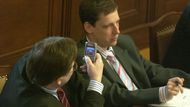 Jen o několik dní později, na apríla, přežil Gross díky KSČM hlasování o vyslovení nedůvěry své vládě, které vyvolala ODS spolu s KDU-ČSL. V poslanecké sněmovně si jej vyfotil Zdeněk Škromach
