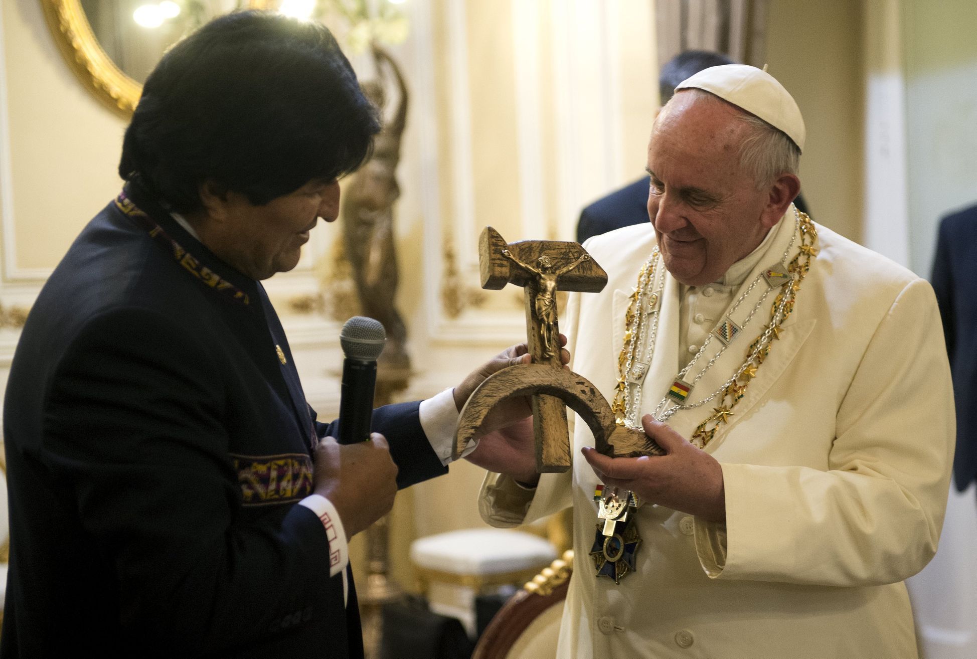 Evo Morales papež František Pope Francis receives a gift from Bolivian President Evo Morales in La Paz