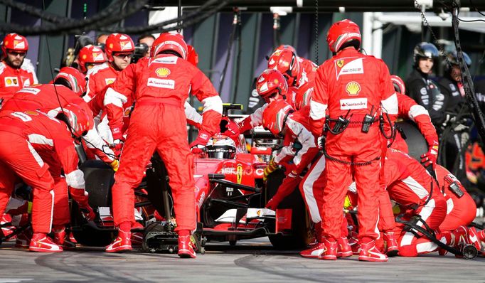 Ferrari Formula One driver Kimi Raikkonnen of Finland has his second tyre change during the Australian Formula One Grand Prix in Melbourne, March 15, 2015. REUTERS/Mark D